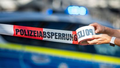 Bild: David Inderlied/dpa/Illustration
Die Polizeibeamten bewachten die Sprengkörper an der Konrad-Adenauer-Brücke in Schwandorf.