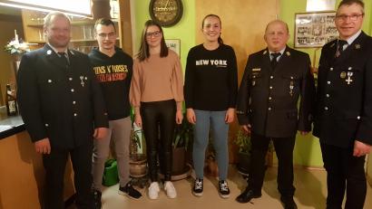 Bild: gi
Die Feuerwehr Ödpielmannsberg mit Vorsitzenden Hermann Ach und Kreisbrandinspektor Martin Weig (von rechts) sowie Kommandant Karl Eckl (links) freuten sich über die jungen Nachwuchskräfte.