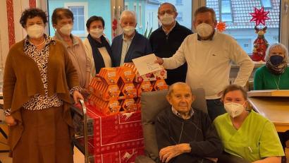 Bild: u
Michael Biehler (sitzend, links) durfte – begleitet von Pflegerin Sandra Snider (kniend, rechts) - als erster Heimbewohner im neuen Sessel Platz nehmen, den der Förderkreis Altenhilfe zum Barbara-Tag spendierte. Stehend von links.: Heimleiterin Astrid Geitner, Vorstandsmitglied Heidi Flierl, Zweite Bürgermeisterin Bärbel Birner, stellvertretende Vorsitzende Hildegard Kohl, Schatzmeister Reinhold Birner und Vorsitzender Werner Schulz. Hinten rechts sitzt Klangbrettspielerin Gabi Fleischmann.