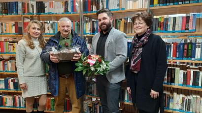 Bild: Mutterer/exb
Büchereichefin Christine Mutterer (von links) dankt Gerold Haas zusammen mit Bürgermeister Sebastian Dippold und der Leiterin des Stadtmuseums Ursula Wiechert für die gewaltige Zahl an Büchern, die er an die Bibliothek gespendet hatte.