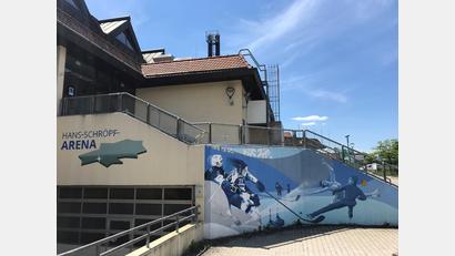 Archivbild: Gabi Schönberger
Auf dem Parkplatz vor der Hans-Schröpf-Arena in Weiden ist es nach dem Spiel der Blue Devils zu einem Handgemenge zwischen Fans gekommen.