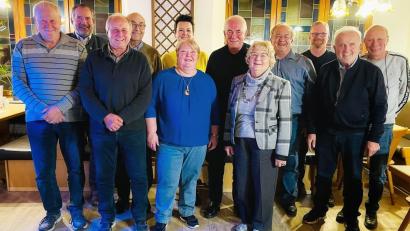 Bild: Karlheinz Zobel/exb
Die neu gewählte Vorstandschaft des Castillon-Vereins zeigt das Bild zusammen mit Bürgermeister Frank Zeitler (Zweiter von links).