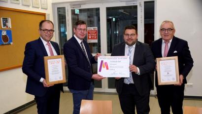 Bild: bkr
Der Vorsitzende der Rainer-Markgraf-Stiftung, Florian Prosch, übergab einen 10.000-Euro-Scheck an Bürgermeister Thomas Kaufmann (Zweiter und Dritter von links) für die Stiftung „Unser Immenreuth“. Mit im Bild sind von der Sparkasse Vorstandsmitglied Hans-Jörg Schön (links) und Vorstandsvorsitzender Ludwig Zitzmann mit den Stiftungsurkunden.