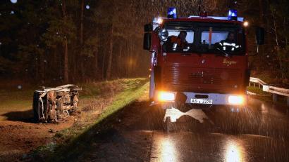 Bild: Stephan Huber
Weil er einem entgegenkommenden Fahrzeug ausweichen wollte, überschlug sich am Mittwochnachmittag bei Kastl ein 19-Jähriger mit seinem Auto.