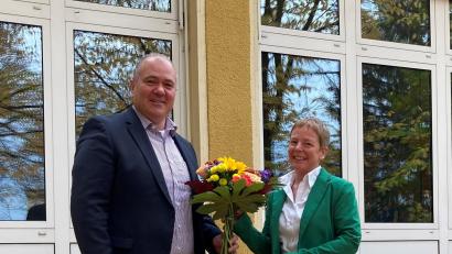 Bild: Klinikum Fichtelgebirge/exb
Tanja Chlup, die neue Schulleitung der Berufsfachschule für Pflege am Klinikum Fichtelgebirge, wird von Geschäftsführer Alexander Meyer begrüßt.