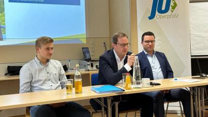 Bild: Jonas Strasser/exb
Im Gespräch mit Generalsekretär Martin Huber (Mitte) forderten die Jungpolitiker um den Bezirksvorsitzenden Matthias Meier (rechts) und Geschäftsführer Johannes Bawidamann (links), die Eigenverantwortung der Bürger zu stärken.