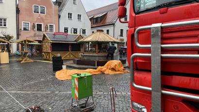 Bild: wes
Die Vorbereitungen auf den Flächen rund um das Alte Rathaus in Weiden laufen auf Hochtouren: Am Donnerstag eröffnet hier der Christkindlmarkt.