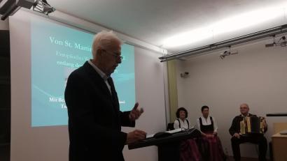 Bild: Karin Barth/exb
Rainer Christoph, Heimatforscher und früherer Direktor der Hauptschule Bärnau, referierte im Museumsquartier Tirschenreuth über Weihnachtsbräuche. Musikalisch umrahmten den Vortrag die „Zupfermoidln“ aus Neustadt und Gerhard Reber mit seiner Ziehharmonika.