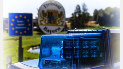 Symbolbild: Michael Fluegel/Bundespolizei/exb
Gegen einen 44-Jährigen lag ein Haftbefehl vor. Weil er die 700 Euro nicht berappen konnte, half ihm sein Arbeitgeber aus.