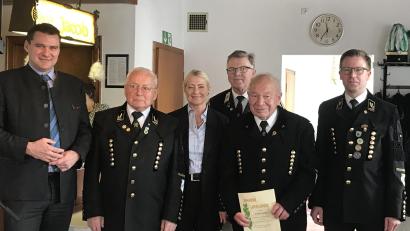 Bild: Jürgen Ferschl/exb
Zahlreiche Mitglieder des Bergknappenvereins Stulln-Schwarzenfeld wurden bei der Barbarafeier für ihre langjährige Treue ausgezeichnet.