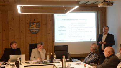 Bild: bey
Stephan Korb stellte dem Marktgemeinderat Eslarn den geplanten Solarpark vor.