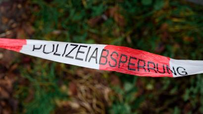 Symbolbild: Daniel Vogl/dpa/Symbolbild
Ein Absperrband der Polizei.
