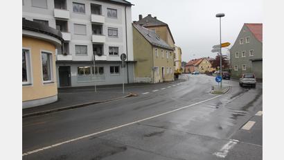 Bild: kro
Von der St.-Peter-Straße kommend kann man künftig schon vor der Verkehrsinsel in die Kanonikus-Mehler-Straße abbiegen. Die bisherige durchgezogene Line wird künftig gestrichelt werden, so dass ein Abbiegen möglich ist.