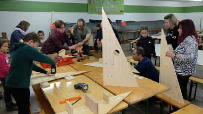 Bild: do
Schon beim Vorfertigen der Bastelteile herrschte rege Betiebsamkeit