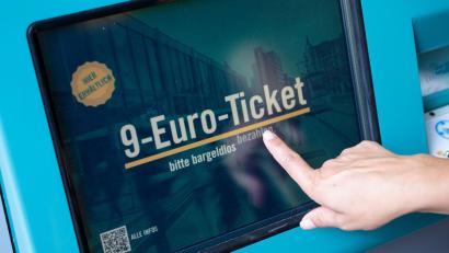 Bild: Boris Roessler/dpa
Drei Monate lang konnten Millionen Menschen mit dem 9-Euro-Ticket in Bussen und Regionalbahnen durch ganz Deutschland reisen. Auch in Amberg und Amberg-Sulzbach stiegen die Fahrgastzahlen.