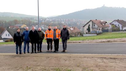 Bild: Josef Böhm
Vom neuen Baugebiet Am Tradl aus hat man eine reizvolle Sicht zur Burg Haus Murach. Nichts zu bemängeln gab es bei der Abnahme der Erschließungsarbeiten. Im Bild von links: Der Leiter des Bauamts in der Verwaltungsgemeinschaft Benjamin Zwack, Bauunternehmer Siegfried Wagner, Bürgermeister Martin Prey, VG-Geschäftsstellenleiter Anton Brand, Polier Hans Fischer, Bauleiter Andreas Lobinger und Ingenieur Martin Dunst r an der neu gebauten Wohn(Stich)straße.