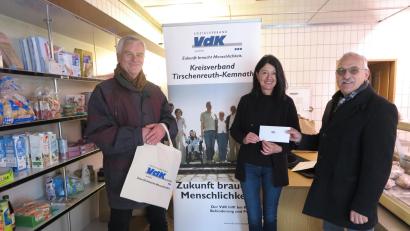 Bild: jzk
Erster Vorsitzender Ottmar Bothner (rechts) und Kassier Günter Deiml überreichten Carolin Weber-Bittner eine Spende des VdK in Höhe von 250 Euro.