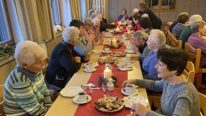 Bild: Josef Glas
Der Tisch beim Seniorennachmittag, zu dem der Frauenbund eingeladen hatte, war reich gedeckt.