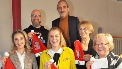 Bild: Karoline Gajeck-Scheuck/exb
Im Namen der Stadtwerke übergab Martin Malitzke (hinten) die Spenden.