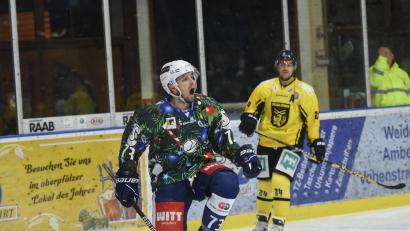 Bild: Gebert
Tomas Rubes jubelt nach seinem Treffer zum 2:1. In der Verlängerung bereitete der Tscheche das Siegtor von Chad Bassen vor. Die Blue Devils besiegten am Freitag die Tölzer Löwen mit 4:3.