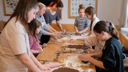 Bild: do
In eine Weihnachtsbäckerei verwandelt sich das Vereinsheim des Kleintierzuchtvereins Speinshart und Umgebung in Tremmersdorf beim Plätzchen-Backen der Kinder- und Jugendabteilung.