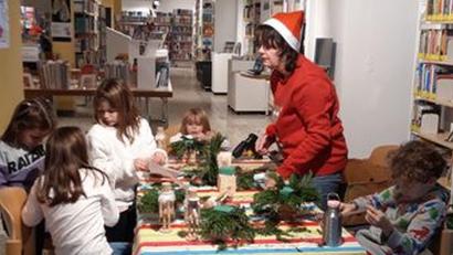 Bild: Stadtbücherei Mitterteich/exb
Zusammen mit Nicole Schuller vom Museumsteam durften die Kinder in der Stadtbücherei Weihnachtsgestecke basteln.