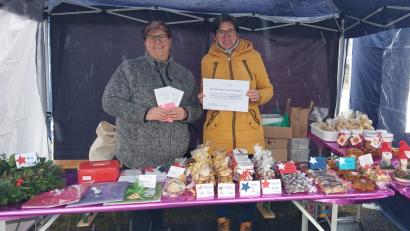 Bild: FU Vilseck/exb
Regina Freitag (links), die Vorsitzende der Frauen-Union, und ihre Stellvertreterin Sabine Kederer am Verkaufsstand.