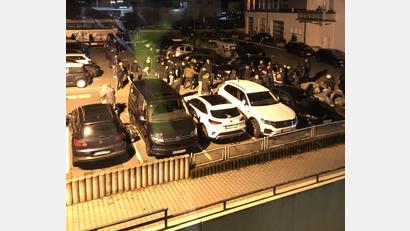 Bild: Polizei Weiden
Der Ausschnitt aus einem Handy-Video zeigt das unübersichtliche Getümmel vor dem Weidener Eisstadion. Der Polizei ist es inzwischen gelungen. 18 Teilnehmer der Schlägerei zu identifizieren.