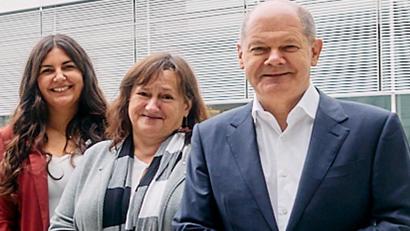 Bild: Michael Romacker/exb
Anna Braun traf während ihres Praktikums bei MdB Marianne Schieder auch Bundeskanzler Olaf Scholz (von links).