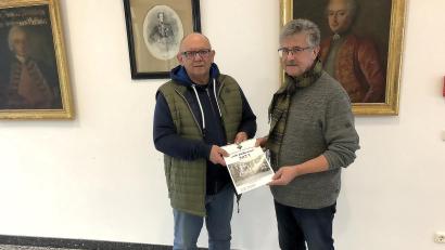 Bild: wro
Der neue Heimatkalender ist fertig und kann ab sofort gekauft werden. Das erste Exemplar überreichte Gestalter Erich Schraml (links) an Bürgermeister Wolfgang Braun.