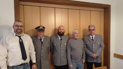 Bild: jzk
Raimund Pinzer junior, Raimund Pinzer senior, Tobias Menzel, Gerhard Weber und Anton Heindl (von links) bilden künftig den Vorstand der Krieger- und Soldatenkameradschaft.