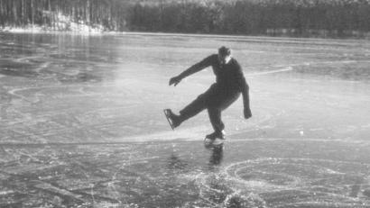 Bild: Archiv Siegfried Fuchs/exb
Größere und vor allem tragfähigere Eisflächen zum Schlittschuhlaufen bot der Rothenbürger Weiher. Das Bild zeigt Siegfried Fuchs' Onkel Sepp, den Ehemann von Tante Lina Franz, beim Schlittschuhlaufen in den 1950er Jahren.