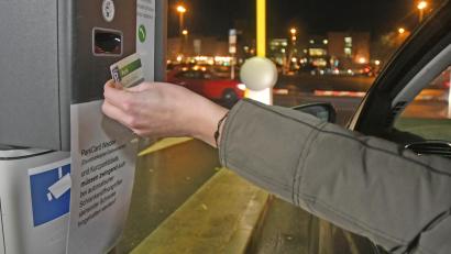 Bild: Gabi Schönberger
Ein Zettel am Automaten fordert die Autofahrer auf, das Ticket zu stecken oder an den Sensor zu halten, obwohl die Schranke sich von selbst öffnet.