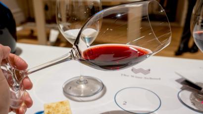 Bild: Andreas Drouve/dpa
Am besten trinkt man den Port in einem großen Glas und gerne etwas kälter als Raumtemperatur.