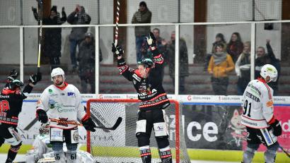 Bild: SignaLight-AP
Der Puck ist im Tor, Felix Köbele (Mitte) bejubelt seinen Treffer zum 4:1 für den ERSC Amberg, während der Peißenberger Torhüter Korbinian Sertl (Zweiter von links) geschlagen auf dem Eis sitzt.