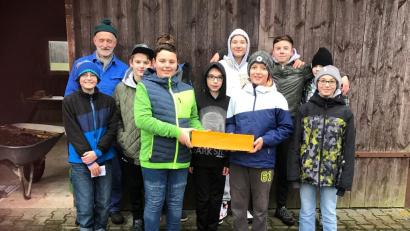 Bild: ph
Stolz präsentieren die Schüler der AG Bienen das geerntete Wachs.