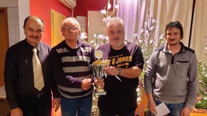 Bild: gz
Vorsitzender Josef Kleber und Pokalspender Franz Berger gratulieren Vereinsmeister Martin Forster und dem Drittplatzierten Matthias Riedl (2. Vorstand). Nicht im Bild ist Vizemeister Patrick Riedl.