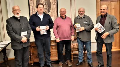 Bild: lg
Bei der Buchvorstellung des „Oberpfälzer Heimatspiegel“ 2023: (von links) Peter Pauly, Bezirksheimatpfleger Tobias Appl, Verleger Eckhard Bodner, Alfred Wolfsteiner und Georg Lang.