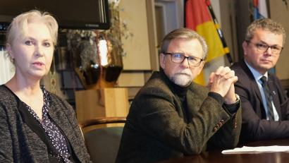 Bild: Hirsch
Die Fachärztin für Innere Medizin und Kardiologie, Dr. Katharina Grinnus-Bochhammer (links), wechselt an das Gesundheitszentrum Ostoberpfalz. Der Leiter des Zentrums, Dr. Richard Wagner (Mitte), und Bürgermeister Martin Birner (rechts) sind froh über die personelle Verstärkung.