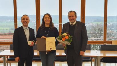 Bild: Marko Pammer/exb
Bürgermeister Frank Zeitler (rechts) gratulierte Franziska Balk zum zweiten Platz beim Bundeswettbewerb des Handwerks und bedankte sich bei Ausbilder Rudolf Reil.