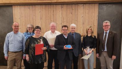 Bild: Kerstin König/exb
Bürgermeister Michael Göth (rechts) würdigte die Verdienste von langjährigen Beschäftigten der Stadt Sulzbach-Rosenberg.