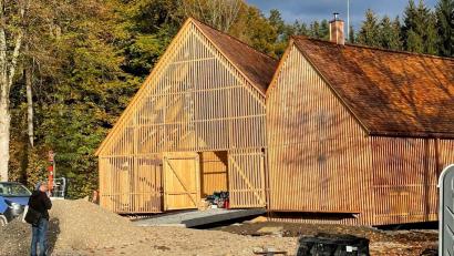 Bild: Staatliches Bauamt Freising/exb
Nach diesem Vorbild soll in Mehlmeisel gebaut werden: Das Waldinformationszentrum in Grafrath nahe dem Ammersee ist gerade fertiggestellt worden. Es fehlen noch die Außenanlagen.
