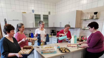 Bild: gz
Sie haben Freude bei ihrer Arbeit: Das Organisationsteam des Seniorenkreises "Goldener Oktober" besteht aus Claudia Balk, Elisabeth Würfl (Leitung), Karola Kleber, Christine Seibert und Sonja Hummel (von links.)