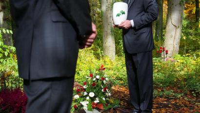 Bild: Oliver Dietze
Grundsätzlich können Angehörige das Bestattungsunternehmen frei wählen. Nur auf die Arbeiten auf dem Friedhof haben sie meist keinen Einfluss.