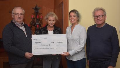 Bild: fz
Armin, Tochter Alexandra und Marion Grohmann übergeben an Herbert Putzer (von rechts) eine Spende von 5000 Euro der Firma Kälte-Grohmann an die Kinderkrebshilfe Nordoberpfalz.
