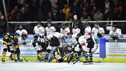Archivbild: SignaLight
Die besten Zuschauerplätze hatten bei diesem Getümmel im Hinspiel die Spieler auf der Bank des EHC Königsbrunn. Die Gäste setzten letztlich mit 4:2 gegen den ERSC Amberg durch.