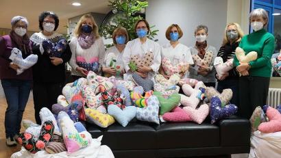 Bild: Klinikum/Uschold/exb
Der Kneippverein Fensterbachtal überreichte 206 Herzkissen an das Team der Frauenklink in Amberg.