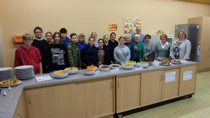 Bild: Mittelschule Mitterteich/exb
Ein Thanksgiving-Büfett hatten Achtklässler der Mittelschule Mitterteich mit ihrer Lehrerin Conny Rieß (Siebte von links) und Sonja Foxworthy (Achte von rechts) zubereitet. Sie freuten sich mit ihren Gästen auf das gemeinsame Essen. Mit im Bild (von rechts) Rektorin Gisela Kastner, Monika Haberkorn, Angelika Hecht, Hubert Seidel, Maria Triebe und Waltraud Weber.