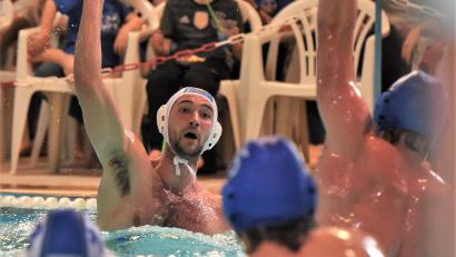Bild: G. Büttner
Louis Brunner (am Ball) und die Weidener Wasserballer peilen einen Heimsieg gegen Cannstatt an.