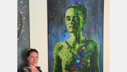Bild: ads
Johanna Lehmeier vor einem ihrer Werke. Die Ausstellung in Ammersricht läuft noch bis April 2023.